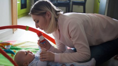 Birlikte oynayan genç anne ve çocuk çocuk kapalı yerde. Yumuşak görüntü