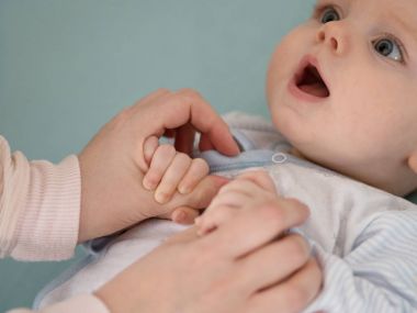 Anne ve bebek eller. Şirin bebek yüz, annesine bakıyor