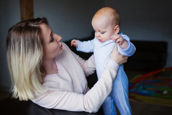 Jovem mãe com bebê, em casa. Família feliz — Fotografia de Stock