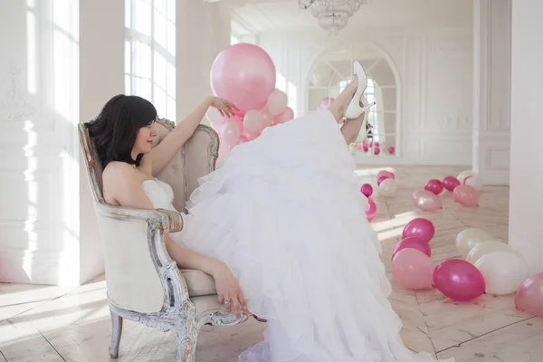 Esküvői ruha, luxus belső, a rózsaszín és fehér léggömbökkel tömegű fiatal nő. — Stock Fotó