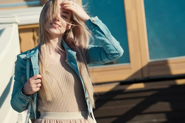 Junges fröhliches Mädchen. junge blonde Frau lächelt in Jeansjacke — Stockfoto