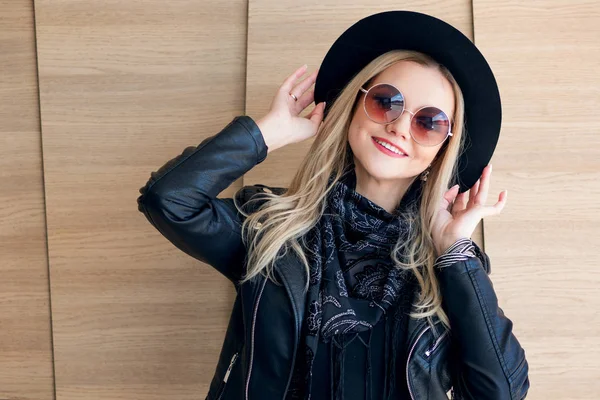 Rubia divertida y hermosa en gafas de sol y un sombrero. Chica de moda retrato al aire libre. Sostiene sombrero —  Fotos de Stock