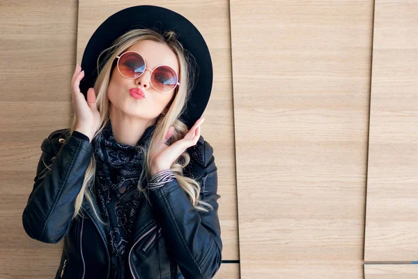 Rubia divertida y hermosa en gafas de sol y un sombrero. Chica de moda retrato al aire libre. Besándote. —  Fotos de Stock