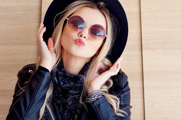 Rolig och vacker blondin i solglasögon och hatt. Trendig tjej porträtt utomhus. Kysser du — Stockfoto