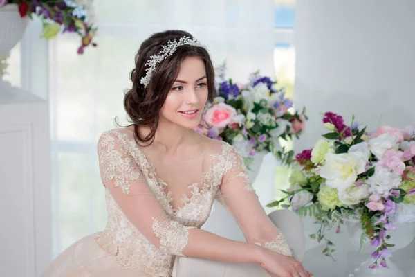 Retrato de una hermosa chica en un lujoso vestido de novia. Novia con hermosa decoración en el pelo, sonriendo — Foto de Stock