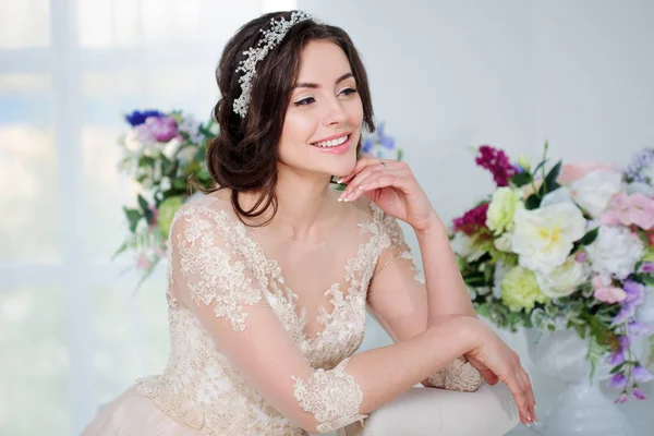 Retrato de una hermosa chica en un lujoso vestido de novia. Novia con hermosa decoración en su cabello — Foto de Stock