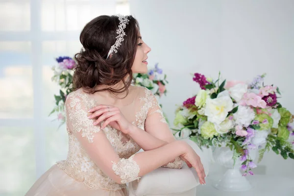 Portréja egy gyönyörű lány, egy esküvői ruha. Menyasszony, a hajában szép díszítéssel — Stock Fotó