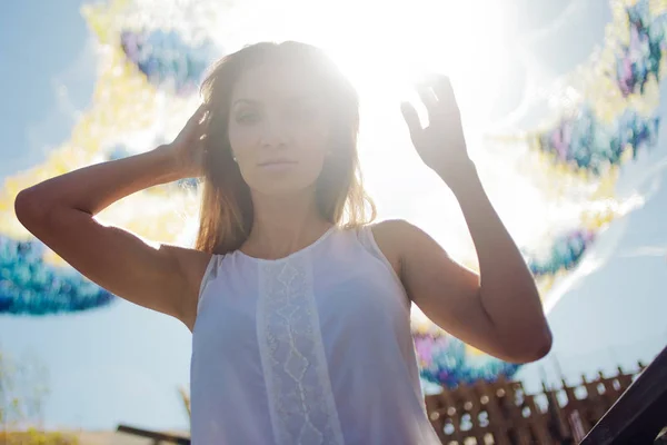 Una donna elegante passeggia per la città. Riverbero dal sole luminoso, l'effetto di tonificazione — Foto Stock