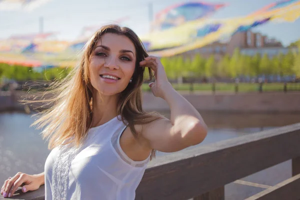 Retrato de una joven feliz en un paseo. Verano en la ciudad —  Fotos de Stock