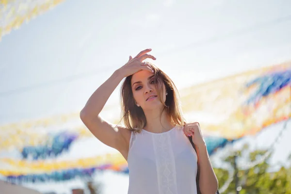 Porträt einer glücklichen jungen Frau bei einem Spaziergang. Sommer in der Stadt — Stockfoto