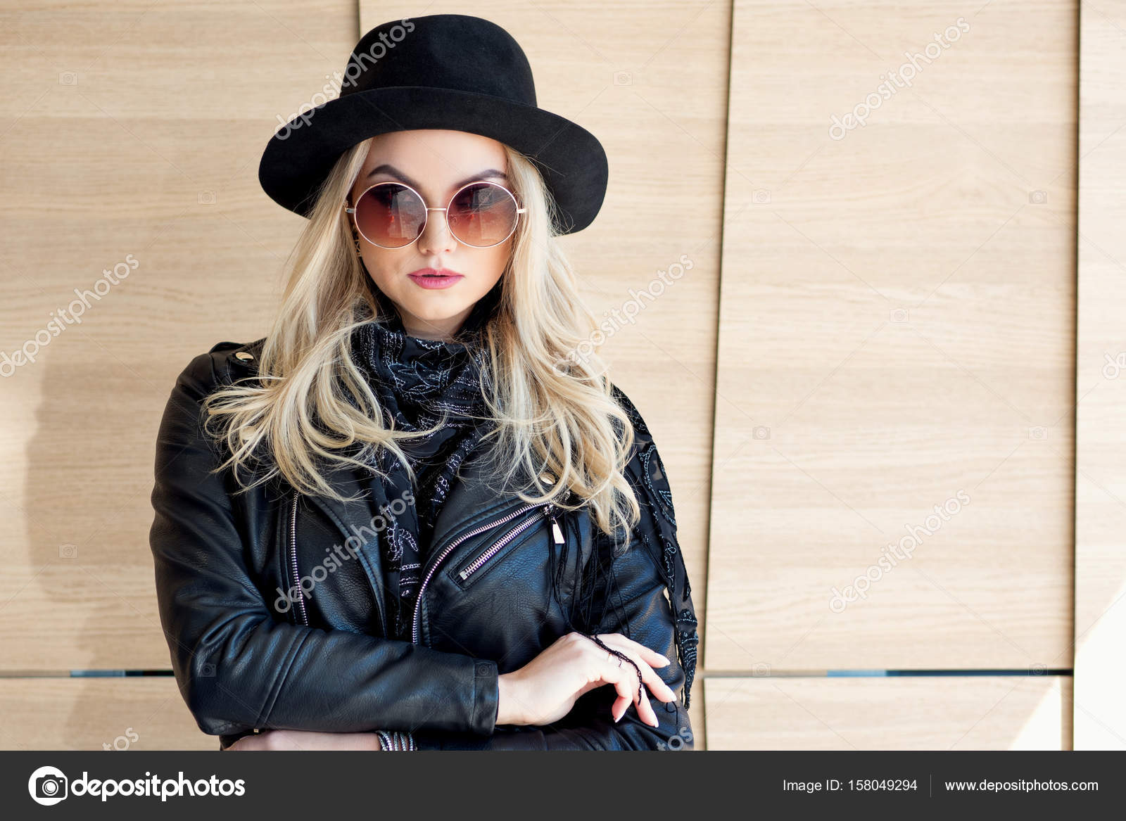 Funny and beautiful blonde in sun glasses and a hat. Trendy girl ...