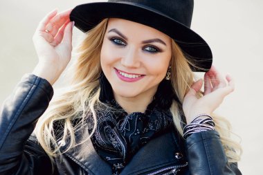 Güzel sarışın kız portre açık. Yürüyerek şehir içerisinde. Trendy kız portre açık. Şapka tutan