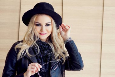 Komik ve güzel sarışın güneş gözlüğü ve şapka. Trendy kız portre açık. Mutlu bir gülümseme