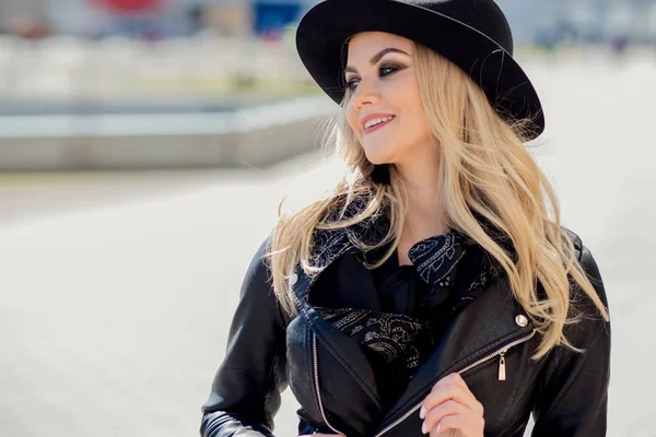 Trendy girl portrait outdoor. A walk in the city — Stock Photo, Image