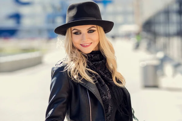 Retrato da menina na moda ao ar livre. Um passeio na cidade — Fotografia de Stock