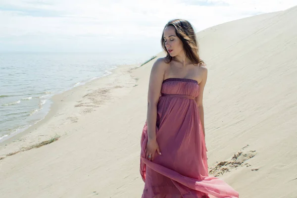 砂丘の背景に赤布が飛んでドレスを振って女性を実行します。 — ストック写真
