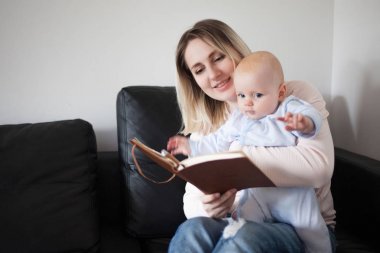 Genç anne ve çocuk erken geliştirme, kapalı kavramı kitap okumak