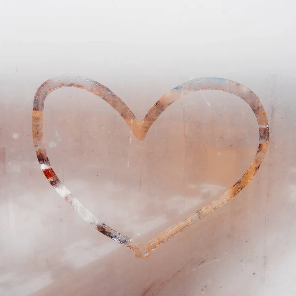 Srdce namalované na zapocené okno. Podzimní déšť, nápis na propocené sklo — Stock fotografie