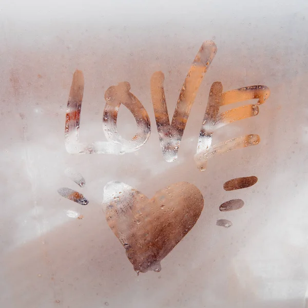 Srdce namalované na zapocené okno. Podzimní déšť, nápis na propocené sklo - lásky a srdce. — Stock fotografie