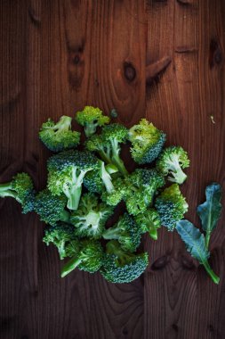 Taze brokoli. Ahşap bir masa üzerinde birçok yeşil brokoli. Üst metin için boş alan