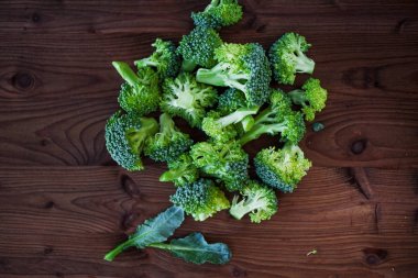 Taze brokoli. Ahşap bir masa üzerinde birçok yeşil brokoli. Üstten Görünüm