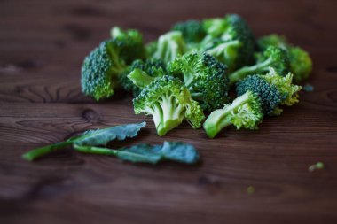 Taze brokoli. Ahşap bir masa üzerinde birçok yeşil brokoli. Yakın çekim