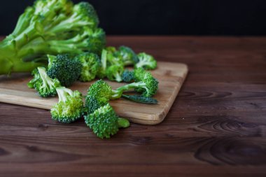 Taze brokoli. Ahşap bir masa üzerinde birçok yeşil brokoli.