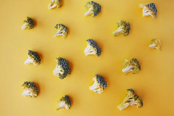 新鮮なブロッコリー。黄色の背景に多くの緑のブロッコリー。健康的な食事の概念 — ストック写真