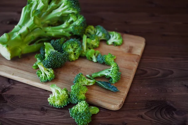 Taze brokoli. Ahşap bir masa üzerinde birçok yeşil brokoli.