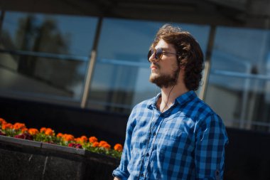 Profil güneş gözlüğü ile sakallı bir adamın. Genç yakışıklı şık adam sokakta portresi.