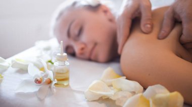 Masaj spa salonu sahip bir kadın. Vücut Bakımı.