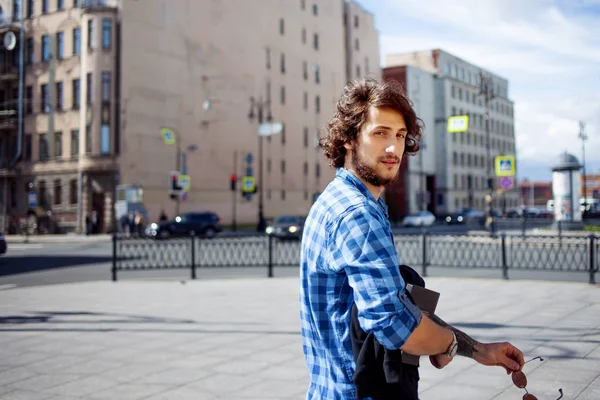 A fickó azon kívül egy napfényes nap, a kék ing. Fiatal jóképű stílusos ember az utcán portréja. — Stock Fotó