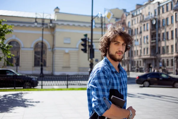 Estudiante en la calle con el libro. Retrato de un joven guapo y elegante en la calle . — Foto de Stock