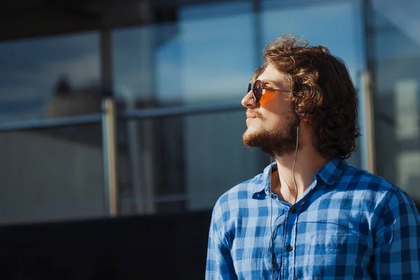 Профиль бородатого парня в солнечных очках. Портрет молодого красивого стильного мужчины на улице . — стоковое фото