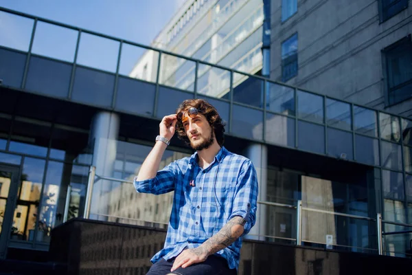 Güneş gözlüğü sakallı adam. Genç yakışıklı şık adam sokakta portresi.