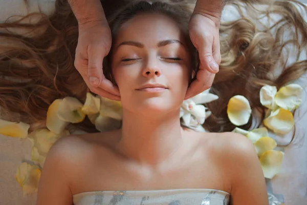 Massagem facial. Mulher fazendo massagem no salão de spa. Cuidado com o corpo. Vista superior — Fotografia de Stock