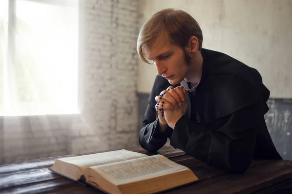 Портрет красивий молодий католицький священик молилися Богу. — стокове фото