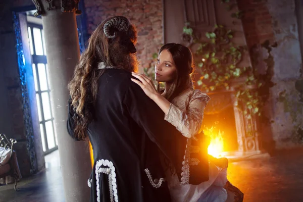 Fine Art Foto der Schönen und Biest. schöne Mädchen und ein Monster, tanzen — Stockfoto