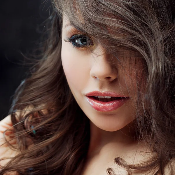 Brunette girl with long wavy hair . Beautiful model with curly hairstyle — Stock Photo, Image