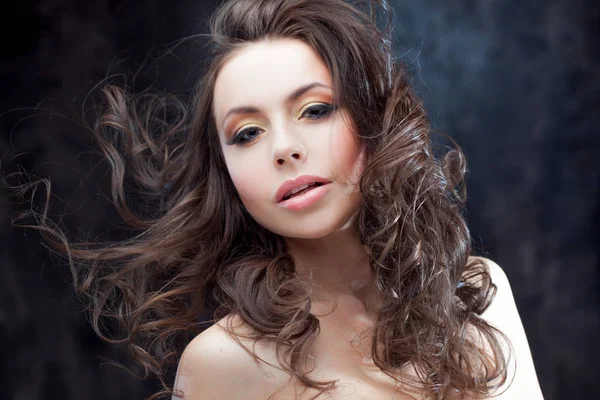 Brunette fille aux cheveux longs ondulés. Beau modèle avec coiffure bouclée — Photo