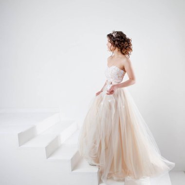 Gelecekteki mutluluk yolunda gidiyor gelin kavramı. Bir gelinlik güzel bir kız portresi.