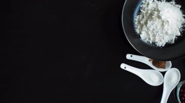 Cranberries ile yulaf ezmeli kurabiye pişirme. Tarifi, üstten görünüm, uçan kamera için malzemeler