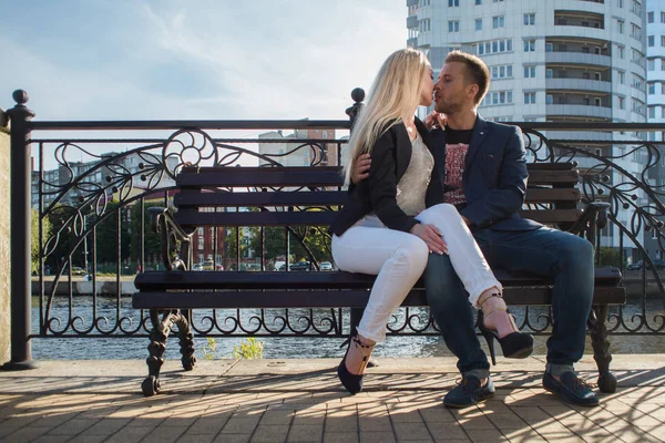 Mladí dospělí muž a žena na lavičce ve městě. Romantický den — Stock fotografie
