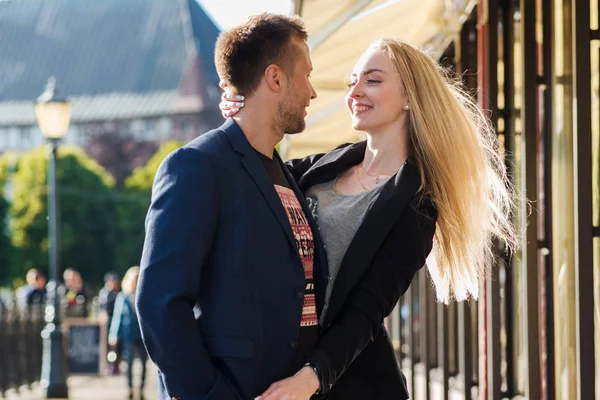 Verliebtes Paar. Porträt des attraktiven glücklichen Mädchens und des Kerls — Stockfoto