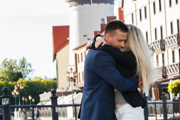 Rencontre d'amants, un mec et une fille se serrant dans leurs bras. extérieur — Photo