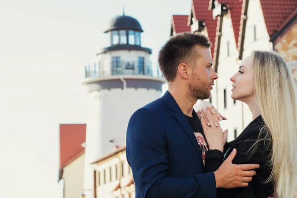 Verliebtes Paar. Porträt des attraktiven glücklichen Mädchens und des Kerls — Stockfoto