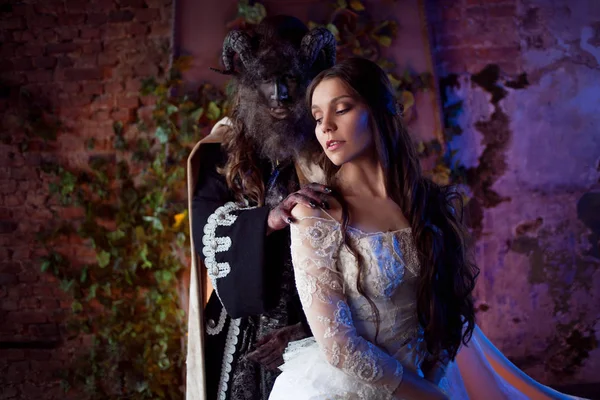 Güzel bir kız ve bir canavar, masal, kavram. Güzel Sanatlar Fotoğraf.