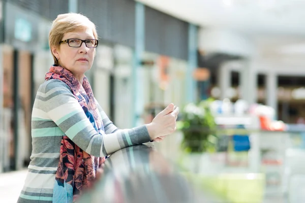 Elegáns érett nő, portré a plázában — Stock Fotó