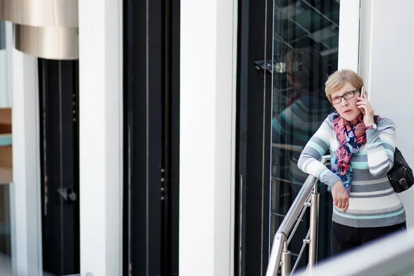 Zarif Olgun kadın smartphone, telefon konuşma, portre alışveriş merkezinde kullanır — Stok fotoğraf