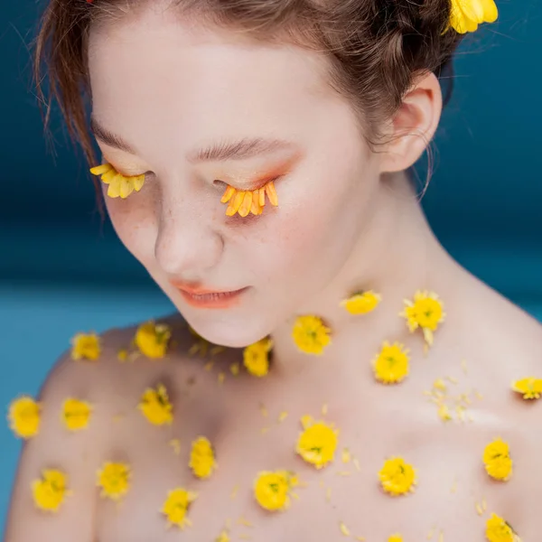 睫毛喜欢花的花瓣。年轻漂亮的女孩，在植物区系，特写肖像图像 — 图库照片
